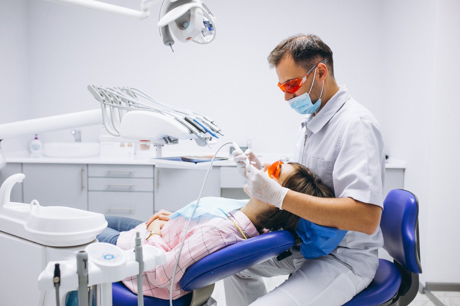 Dentista atendendo paciente